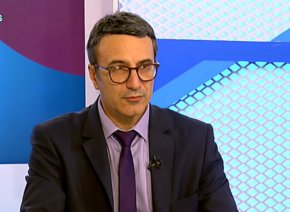 
Според него технологично алтернативите за работа с неруски петрол са възможни. "Твърди се, че не е така, но дали трябва да бъде приемано като аргумент? Ако кажат, че не могат да се справят и ще затворят, тогава поема държавата. Ще се намерят специалисти, които да покажат, че може да се работи както с руски, така и с неруски газ", посочи той. 