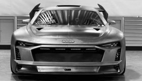 
Hoonitron дебютира за първи път в червено-сива окраска на Audi. Това обаче беше само за дебютната фотосесия на автомобила, тъй като Hoonigan подготвя своя собствена ливрея за предстоящия филм Gymkhana. Затова трябваше да се отлепи, за да се разкрие оголеният въглерод под него.

 