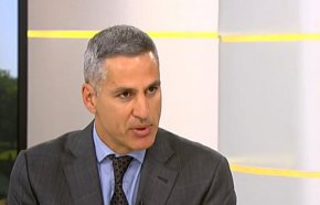 
„Естествено, че това правителство ще бъде много рисково. Ние казваме, че смисъл от него има, само ако ще се занимава с важните теми. Българските граждани и представителите в парламента трябва да решат какво бъдеще искаме. Такова, в което Никола Минчев е заменен от Вежди Рашидов, или такова, в което България ще стане пълноправен член на ЕС”, добави Гюров.