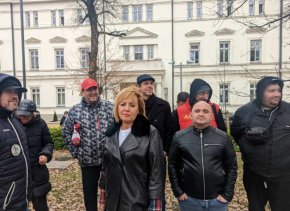 Като „пълна лъжа и прах в очите на хората“ определи тя твърдението, че партиите в парламента изобщо имат намерение да правят правителство. Според Манолова тесе готвят за избори и най-важното за трите партии на статуквото е Изборният кодекс.