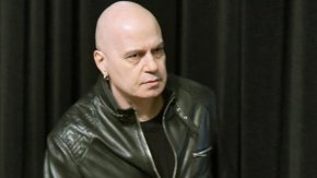 Той се обърна към македонците: „И какво ви притеснява толкова, бе хора? Какво ви притеснява от тия малки стаички, които носят името Борис Трети, Ванче Михайлов или Български културно-информационен център? Кое ви плаши толкова, че ги палите тия стаички, стреляте по тях и скоро очаквам да започнете да ги взривявате“. 