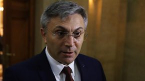 
"Ако има нужда да защитим Конституцията, ако е необходимо, ще призова всички отговорни български граждани и най-вече симпатизантите на ДПС на митинг”, заяви пред bTV лидерът на ДПС Мустафа Карадайъ, в коментар за скандалите около Изборния кодекс (ИК).