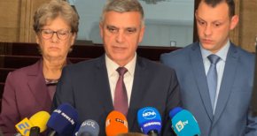 
По думите му всяка партия трябва да излъчи контактни групи, които да подготвят коалиционно споразумение, след което да се мислят и личностите, които ще участват в правителството.