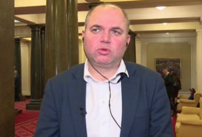 
По думите му наложителна е помощ за младите семейства с деца, за да не напускат страната. "Ако депутатите мислят за бъдещето на България, трябва да подкрепят втория мандат - правителство на малцинството на ПП и ДБ", смята Панев. И допълни, че мнозинство от 200+ депутати му звучат като "политически Франкенщайн".
