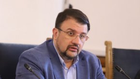 Малко преди това от партията на Бойко Борисов обвиниха Промяната в двойни плащания за определени фирми и половина от договорената сума за други чрез Регионалното министерство и АПИ.