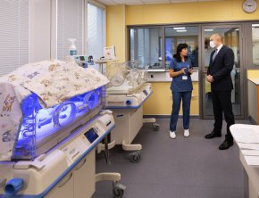 Благодаря на специалистите в МОБАЛ "Д-р Стефан Черкезов", Велико Търново, за отдадеността им на детското здраве. В тази болница с над 150-годишна история се полагат грижи за хиляди български деца. Именно за тяхното здраве трябва да отделяме все по-голямо внимание, за да имаме достойно бъдеще като нация", съобщи президентът Румен Радев.

 