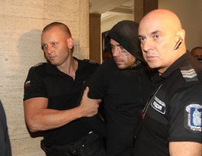 Предвиденото наказание е от 5 до 20 години затвор. Заради утежняващите вината обстоятелства обаче, присъдата може да достигне и до 30 години лишаване от свобода, коментира по-рано заместник-директорът на Националната следствена служба Ясен Тодоров.