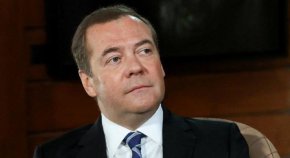 "Не можеш да се довериш на тези богати покровители. Точно така - Европа е извън позволението!" - каза той. ЕС би могъл "да скъса с измамния си партньор и да започне нов живот на свобода", но най-вероятно няма достатъчно решителност и "тестостерон" за това, добави той. В знак на съгласие с "политическата коректност" Медведев заяви, че отказва да определи пола на героите в своята метафора.