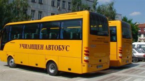 
С предвидените в бюджета за 2022 година 10 000 000 лв. за училищни автобуси бяха закупени 34 автобуса. С допълнителните 44 млн. лева ще могат да се предоставят подходящи превозни средства на общини и училища, които спешно се нуждаят от подкрепа.