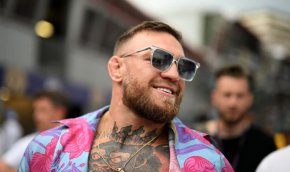 "Трябват ми само 9 секунди, за да изкарам 1 милион долара. И все пак имам по-бързи победи с нокаут в статистиката ми.", написа Макгрегър.
На втората позиция е Канело Алварес. Боксьорът от Мексико има по милион в сметката си за всеки 43 секунди на ринга. Той е бил между въжетата 61 минути, в които е заработил 85 млн. долара. Това прави по 1,393 млн. на минута или 1 млн. на всеки 43 секунди.