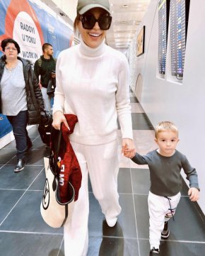  Сръбската прима дойде у нас веднага след като си взе заслужена почивка на Малдивите. На нея певицата бе придружена от своя внук.
