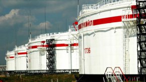 Това е временно решение, за да се избегне "блокирането на машини и дейности и последващи бедствия за заетостта", коментира преди министерския съвет Ренато Скифани, управител на област Сицилия.
