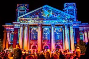 
Емблематичната фасада на Народния театър също стана част от спектакъла с помощта на атрактивен 3D мапинг.
