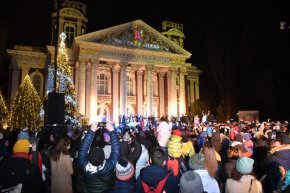 
Емблематичната фасада на Народния театър също стана част от спектакъла с помощта на атрактивен 3D мапинг.
