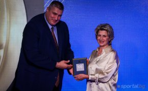 Управляваното от служебния министър Весела Лечева министерство на младежта и спорта установи, че вътрешният правилник на волейболната федерация за трансфери на състезатели между 13 и 18 г. противоречи на ЗФВС. Според шефа на БФВ Любомир Ганев обаче ММС не може да се произнася по темата.
