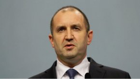 Така държавният глава отговори на съпредседателя на ПП, който преди ден заяви, че ГЕРБ, Радев и служебният кабинет са виновни за решението за България и Шенген. Освен това Василев обвини Радев, че се среща редовно с лидера на ГЕРБ. 