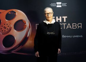 
На 2 декември (петък), обществената телевизия представи предпремиерно документалният филм за обичаната Цветана Манева. „Сцени от един вдъхновяващ живот" проследява цялата кариера на актрисата от първата до последната ѝ роля на театралната сцена, както и най-значимите образи, изиграни от Цветана Манева на големия екран. Тя споделя за най-важните личности, белязали живота ѝ, за събитията, решенията, сбъднатите и несбъднати мечти.