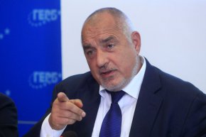 Според Борисов в момента "Продължаваме промяната" са в паника и ужас и затова са против промените в Изборния кодекс, приети от парламента миналата седмица. "Това им е последният спасителен пояс. Ако Радев върне кодекса, ще помоля депутатите от ГЕРБ да му гласуват ветото. Защото ние ги победихме с лъжите, с измамите, с машините и с вълшебните им флашки", допълни той.
