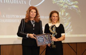 
В речта си пред гостите тя специално благодари за подкрепата през всички тези години на колегите си от Пощенска банка, на акционерите в международната група Юробанк, на клиентите на финансовата институция и на бизнес партньорите.