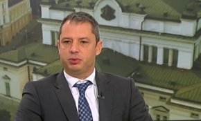 “Това е единственият механизъм, с който ние можем да бъдем сигурни, че България ще получи някакви пари и че потребителите ще бъдат компенсирани за скъпата цена на горивата”, допълни той.
