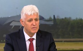 
За това кога България може да очаква първите два самолета F-16, Стоянов потвърди, че това ще се случи през 2025 г