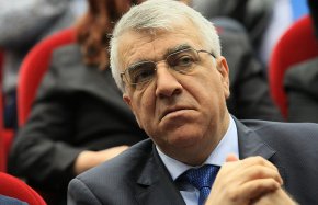 Група депутати от ДБ изненадващо подкрепи предложението на професора по хиперинфлация от БСП Румен Гечев за акциза на цигарите