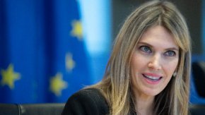 Четиримата са обвинени, че са оказвали влияние върху процеса по вземане на решения в Европарламента в полза на Катар, като в замяна на това са получавали пари и подаръци. Катар отхвърля тези твърдения, отбелязва БТА.