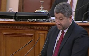 "Позицията на представляваната от мен коалиция, след много дискусии, нашето решение потвърждава дългосрочната ни позиция, че ние не можем да подкрепим това правителство и така предложената като формат и като политическа платформа идея за управление на страната", подчерта от парламентарната трибуна лидерът на "Демократична България" Христо Иванов. 