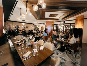 Иначе менюто е достатъчно богато, и достатъчно балансирано, европейско с нотка кавказка кухня, представена от трите вида хачапури. Това е пицата на грузинците и аджарите.
