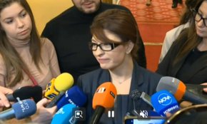 
Тя още веднъж подчерта, че ГЕРБ-СДС няма да подкрепи правителство с мандат на ПП. „Някои ги наричат „шарлатани”, други – „аматьори”. Смятате ли, че искаме да разговаряме с такива хора? Никой и не ни е канил на разговори. Тази кандидатура е обречена”, категорична бе Атанасова.