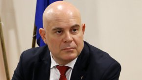 „Законите и Конституцията са задължителни за всички български граждани. Големият проблем у нас е, че някои хора мислят, че законите важат само за другите, но не и за тях самите”, заяви Гешев. И допълни, че към момента няма отправено към него прокурорско предложение за искане имунитета на Рашков.
