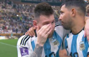 
"Петлите" изравниха в края на мача за по-малко от две минути, благодарение на Килиан Мбапе. Първият от тях беше от дузпа в 80-ата минута. Съдията Шимон Марчиняк отсъди наказателния удар за фаул на Отаменди срещу Коло Муани. Секунди след това 23-годишната звезда на Пари Сен Жермен отбеляза седмия си гол на Мондиала след прецизно воле в левия ъгъл на вратата на Емилиано Мартинес.