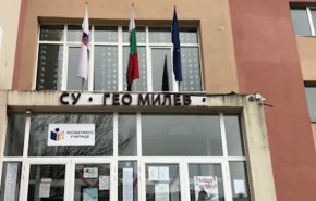
Момичетата били част от приятелска група, включително и нападнатото момиче. Отношенията в компанията обаче били доста нестабилни и често ескалирали конфликти, обясни педагогическият съветник на училището.