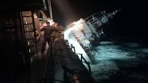 Корветата на Кралските тайландски военноморски сили HTMS Sukhothai се накланя тежко, след като поема вода по време на тежките метеорологични условия в Тайландския залив късно в неделя.