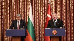 
"Необходимо е да седнем заедно и да решим общия ни въпрос, това е проблем на Европа", е добавил председателят на Народното събрание.