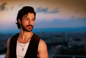 
След невероятния и много успешен дебют на „Ергенът“ в ефира на bTV, риалитито, провокирало безапелационен обществен интерес, ще предложи през 2023 г. нови емоции на зрителите. Сред екзотичната обстановка на едно от най-известните курортни селища в Беломорието – Бодрум, любовните трепети и горещите страсти ще развълнуват аудиторията по нов начин.