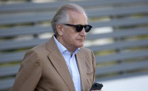 Със заем от Виваком дотогавашният й директор Спас Русев, известен от времето на царските юпита  като „нашият Спас” - лобист, започнал кариерата си като шофьор на радиокола, взе основния конкурент на компанията на пазара за телевизия. 