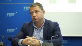 
Добрев изчисли, че при 3,5 млрд. литра консумация, по 1 лв. надписани отгоре, прави 3,5 млрд. лв. - тоест, обществото се ощетява с близо 300 млн. лв. на месец или 10 млн. лв. на денонощие. Добрев припомни, че от предишния парламент досега е правил 18 пъти изказвания по темата, но без резултат.