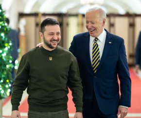 След това Байдън изтъкна, че САЩ "са отделили огромно количество помощ за сигурността на Украйна" още преди военните действия да ескалират през февруари - въпреки че в подготвените си бележки той нарече руската военна операция "непровокирана и неоправдана"