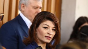 Друг е въпросът защо тези, които искаха всичко да се случва публично пред камерите на всички медии, вчера са “провеждали” разговори по кьошетата на парламента!
