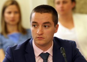 
6 години полагахме труд да извадим партията от стигмата "статукво", платихме висока цена и "тези 6 години труд отлетяха с едно гласуване", коментира Явор Божанков в предаването "Преди всички" с водещ Силвия Великова.
