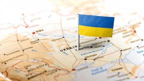 "Докато Русия продължава войната си срещу Украйна, Нидерландия ще предоставя помощ на Украйна - военна, хуманитарна и дипломатическа", написа в Туитър нидерландският премиер Марк Рюте.