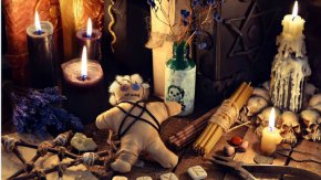 

Жената обещала, че със сигурност ще му помогне, но трябва да й се плати, защото магията била "много силна". На четири пъти тя поискала различни суми пари, които й били изпратени с пощенски превод от пострадалата до посочен адрес. Първата била за разваляне на заклинание с арабски символи на хартия - 260 лв., втората за закупуване на катран от Турция – 3600 лева, а третата и четвъртата за доставка на лечебна вода от Израел  – общо 12 000 лева. 