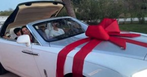 
Подаръкът е модел кабриолет, който струва около 500 000 долара.