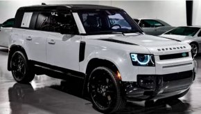 Настоящата версия P400 на Land Rover Defender с 3,0-литров редови шестцилиндров двигател с принудително пълнене и турбокомпресор с 395 к. с. вече дава това, което мнозина смятат за адекватна мощност за нещо толкова голямо.