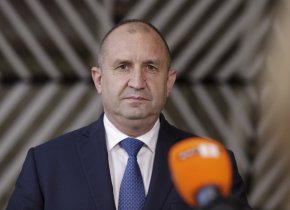 

На 3 януари, вторник, в 11.00 часа на "Дондуков" 2 президентът Румен Радев ще връчи мандат за съставяне на правителство на кандидата за министър-председател, посочен от втората по численост парламентарна група в 48-ото Народно събрание - тази на "Продължаваме промяната".