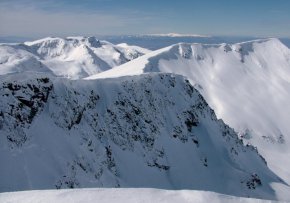 
По време на падането мъжът чупи и двата си крака, като е с открита фрактура на единия крак.
