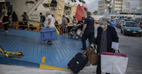 
Засилен е пътният трафик и към граничните пунктове с България, съобщават полицаите. Хиляди гърци избраха да посрещнат следващата година у нас.