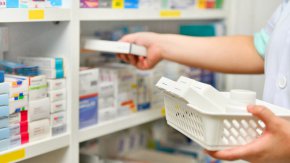 
По отношение на лекарствения продукт Pulmicort 0,25 mg/ml nebuliser suspension (INN Budesonide), през м. декември 2022 г. са доставени 24 600 опаковки. През следващата година планираните доставки са както следва: януари – 20 хил., февруари – 20 хил., март – 20 хил. флакона.