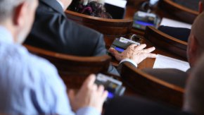 От ПП се въздържаха двама депутати, а от "Демократична България" - шестима.
